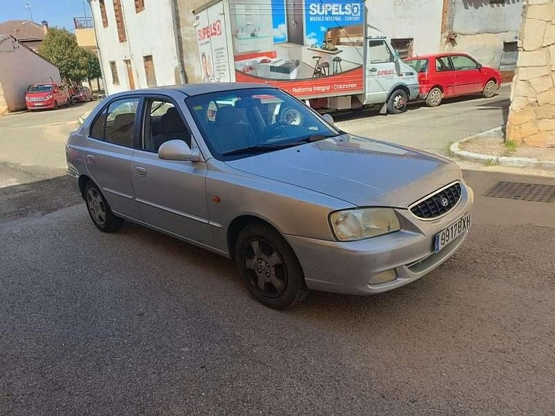 Usado Hyundai Accent GLS 102 CV (75 kW) 2002 Plateado Utilitario
