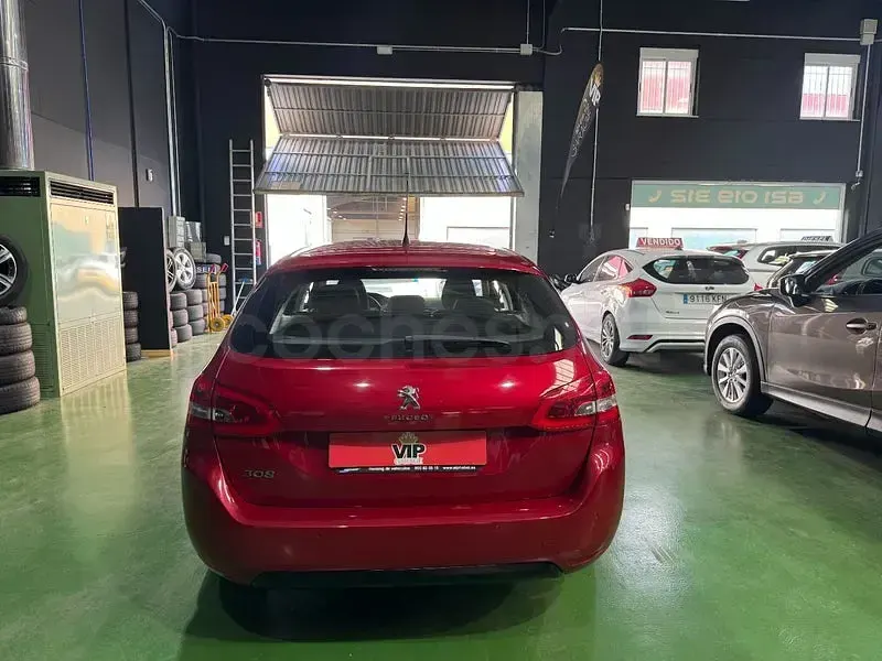 Usado Peugeot 308 SW Active 130 CV (95 kW) 2021 Granate Familiar