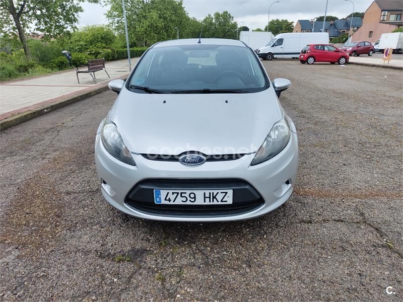 Gris / plata Usado 2012 Ford Fiesta Trend Utilitario | 6500 € (Precio justo) - Imagen 1/4