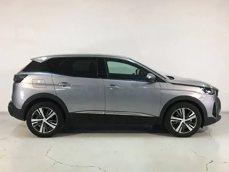 Usado Peugeot 3008 Allure 130 CV (95 kW) 2021 Gris / plata SUV