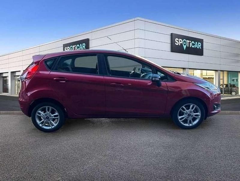 Usado Ford Fiesta Trend 75 CV (55 kW) 2017 Rojo Utilitario