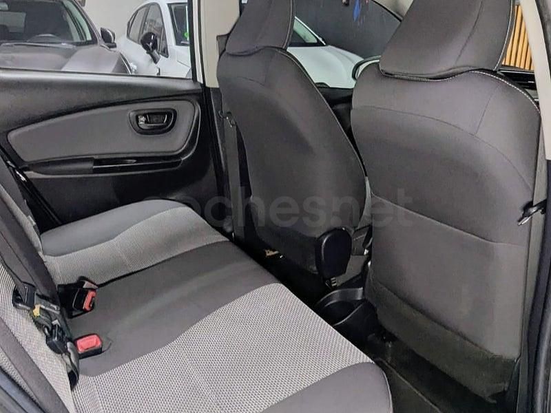 Usado Toyota Yaris Hybrid Active 100 CV (73 kW) 2015 Blanco Berlina