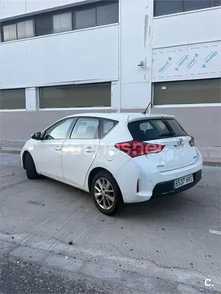 Usado Toyota Auris Active 90 CV (66 kW) 2013 Blanco Berlina