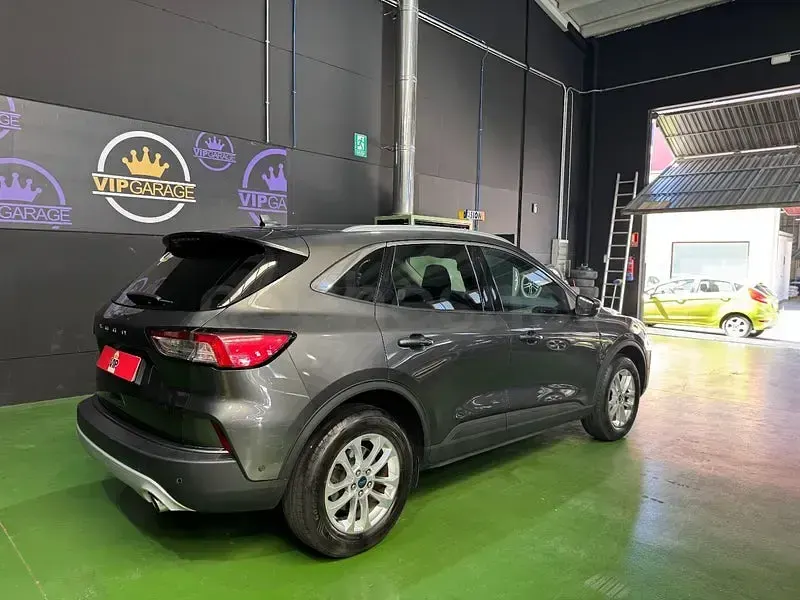 Usado Ford Kuga Titanium 120 CV (88 kW) 2022 Gris / plata SUV