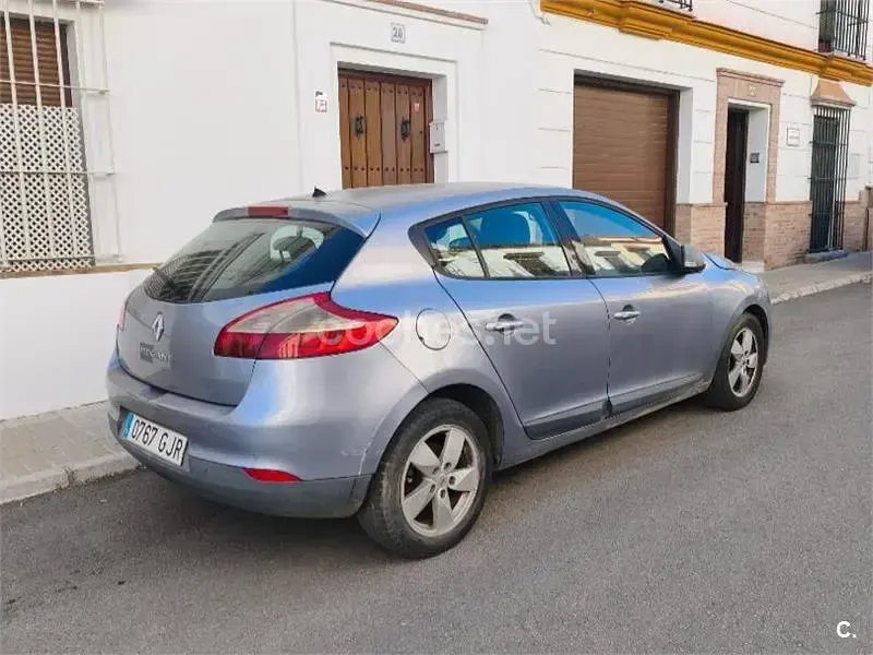 Usado Renault Mégane Dynamique 105 CV (77 kW) 2008 Gris / plata Berlina