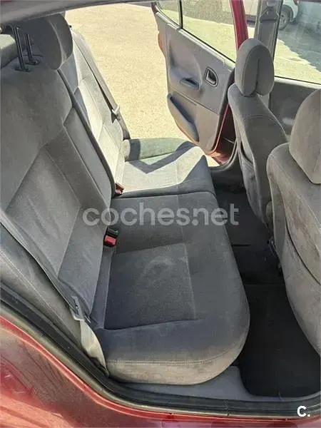 Usado Renault Mégane Authentique 80 CV (58 kW) 2001 Granate Berlina