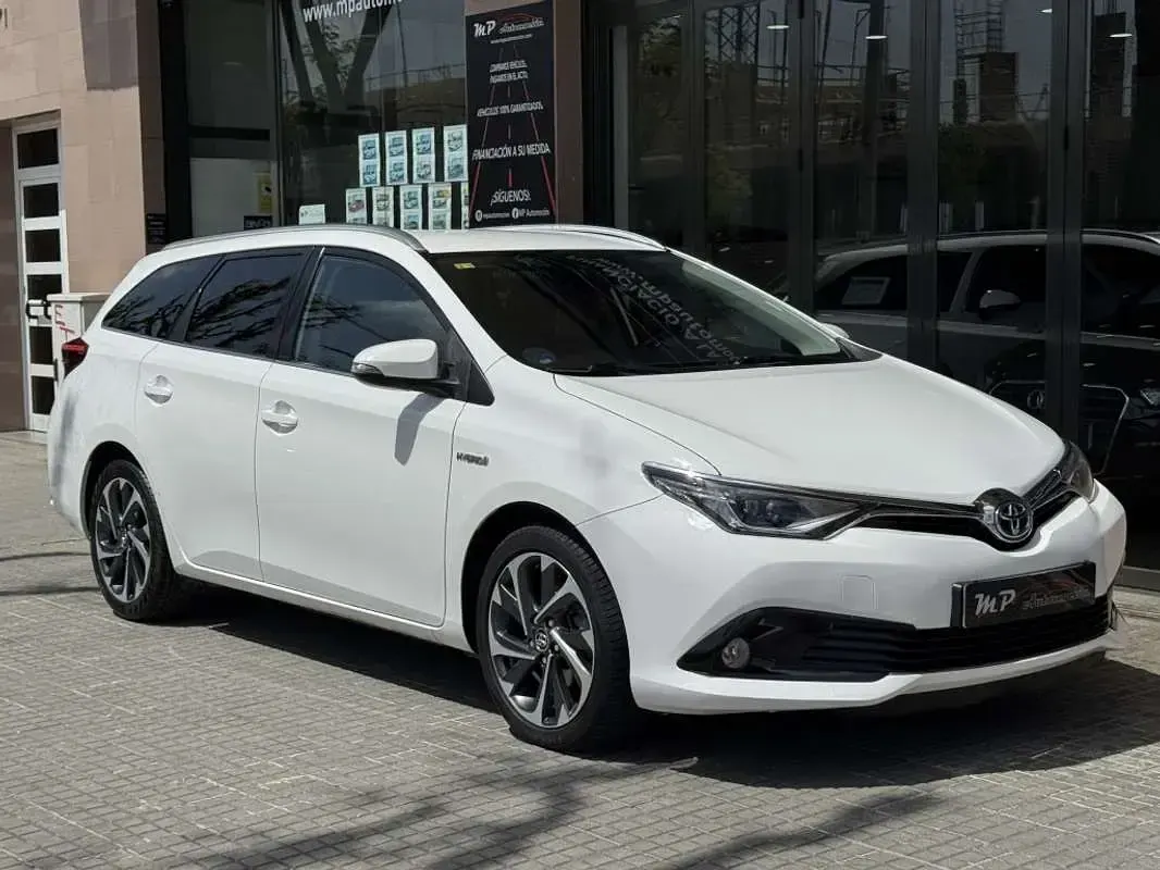 Usado Toyota Auris Touring Sports 136 CV (100 kW) 2016 Blanco Familiar