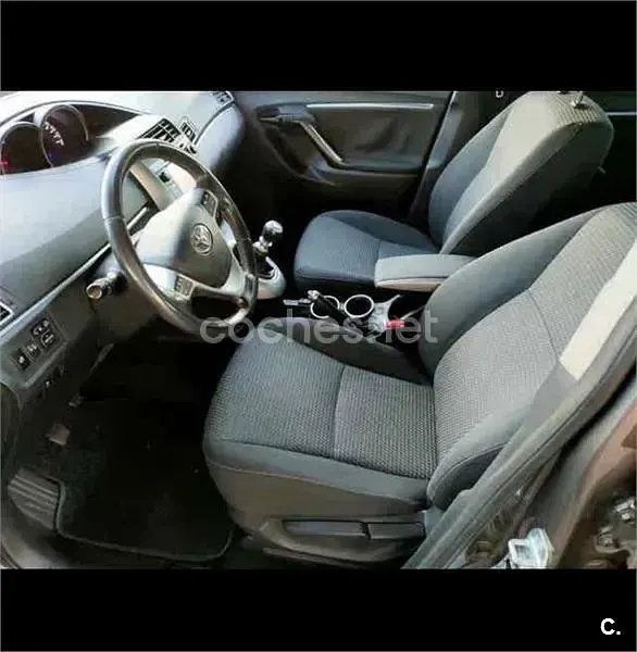 Usado Toyota Verso Comfort 112 CV (82 kW) 2015 Gris / plata Monovolumen