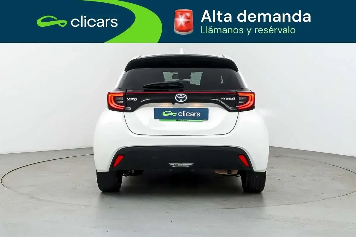 Usado Toyota Yaris Hybrid Style 75 CV (55 kW) 2021 Blanco Berlina