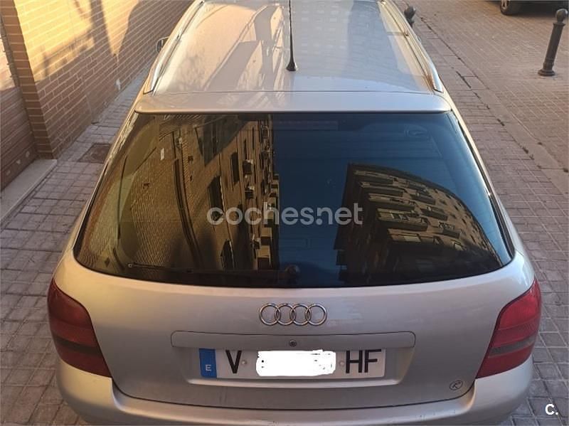 Usado Audi A4 110 CV (80 kW) 2000 Gris / plata Familiar