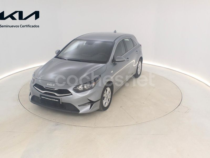 Gris / plata Usado 2024 Kia Ceed Berlina | 18.700 € (Precio justo) - Imagen 1/4