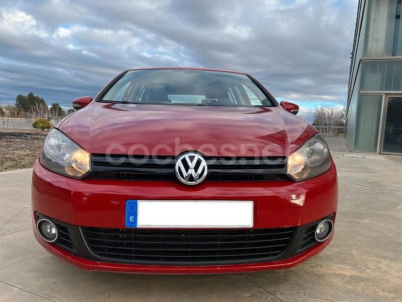 Usado VW Golf VII 105 CV (77 kW) 2012 Rojo Berlina