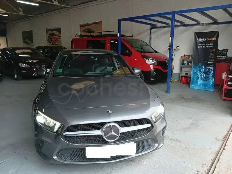Usado Mercedes A180 116 CV (85 kW) 2019 Gris / plata Berlina