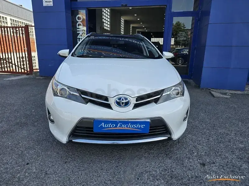 Usado Toyota Auris Hybrid Active 136 CV (100 kW) 2014 Blanco Familiar