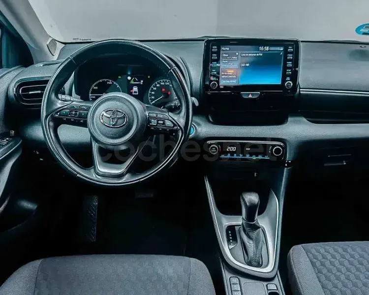Usado Toyota Yaris Hybrid Active 116 CV (85 kW) 2021 Azul Berlina