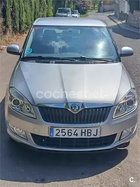 Usado Skoda Fabia 60 CV (44 kW) 2011 Gris / plata Berlina