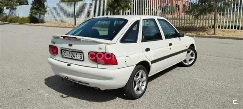 Usado Ford Escort Ghia 90 CV (66 kW) 1997 Blanco Berlina