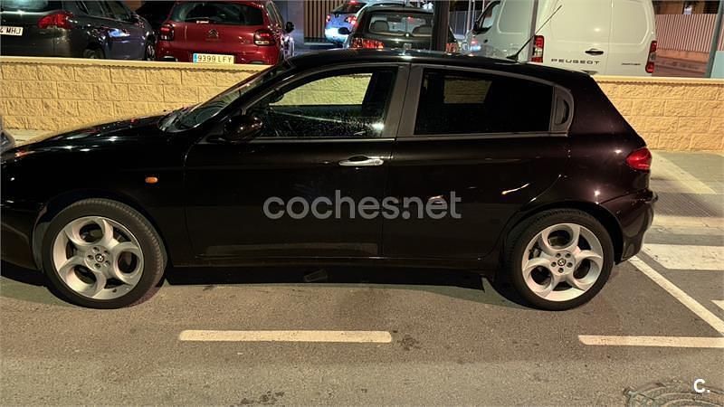 Negro Usado 2002 Alfa Romeo 147 Distinctive Utilitario | 2200 € - Imagen 1/4