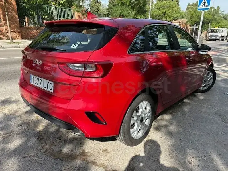 Usado Kia Ceed 136 CV (100 kW) 2022 Granate Utilitario