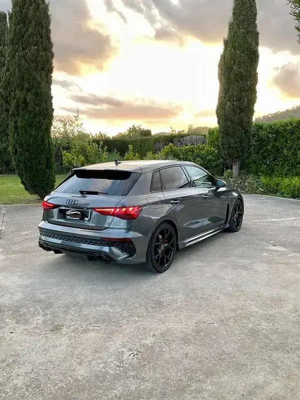 Usado Audi RS3 Sportback 400 CV (294 kW) 2022 Gris Utilitario
