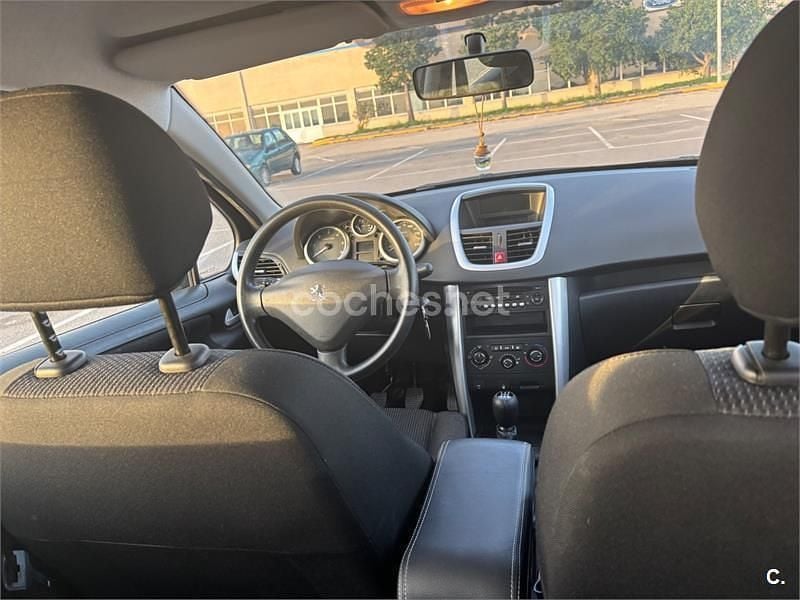 Usado Peugeot 207 68 CV (50 kW) 2013 Gris / plata Berlina