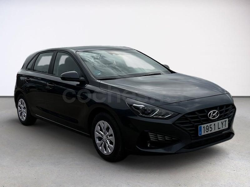 Usado Hyundai i30 110 CV (80 kW) 2022 Gris / plata Berlina