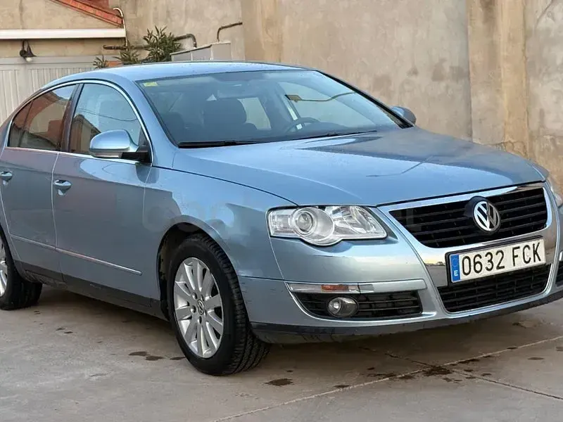 Usado VW Passat Highline 140 CV (102 kW) 2007 Gris / plata Berlina
