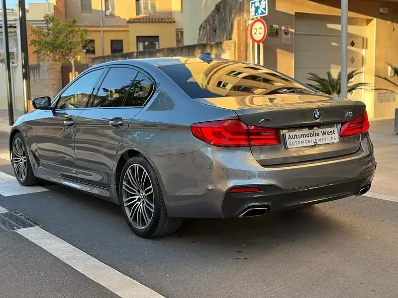 Usado BMW 530 Comfort Edition 252 CV (185 kW) 2017 Gris / plata Berlina