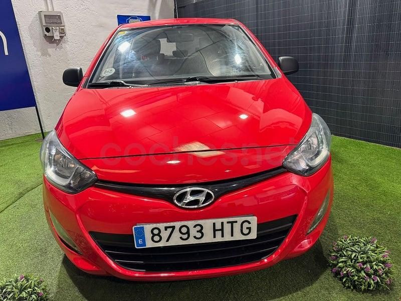 Usado Hyundai i20 90 CV (66 kW) 2013 Rojo Utilitario