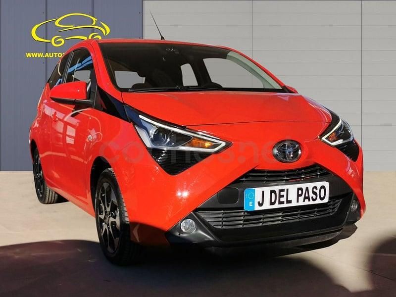 Usado Toyota Aygo X-play 72 CV (52 kW) 2021 Rojo Utilitario