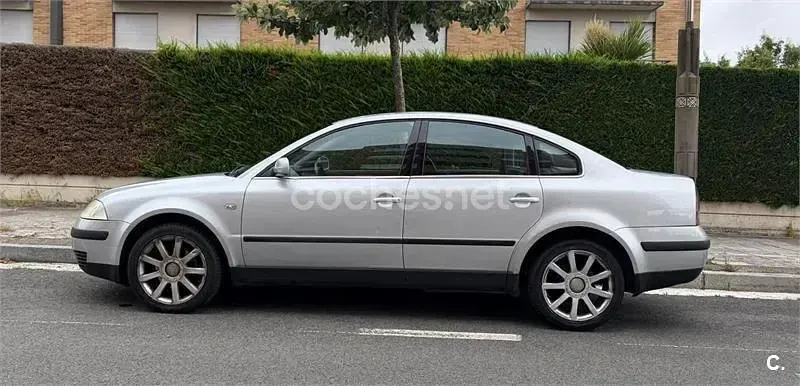 Usado VW Passat Comfortline 130 CV (95 kW) 2002 Gris / plata Berlina