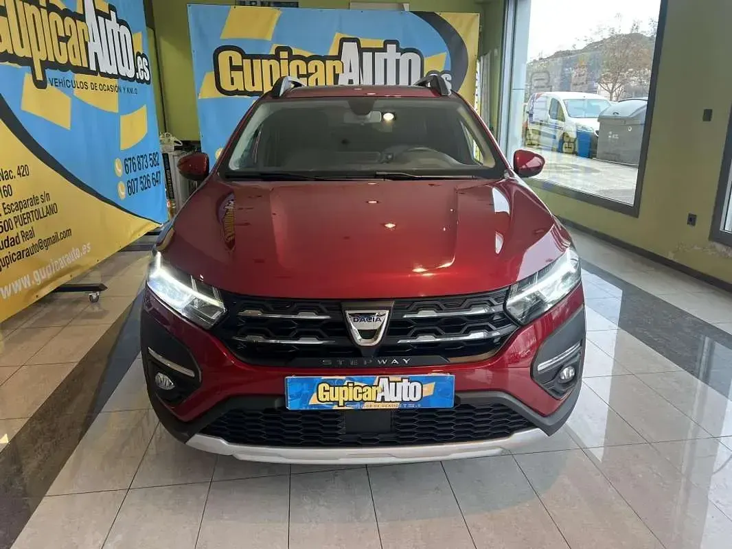 Usado Dacia Sandero Comfort 101 CV (74 kW) 2021 Burdeos Utilitario