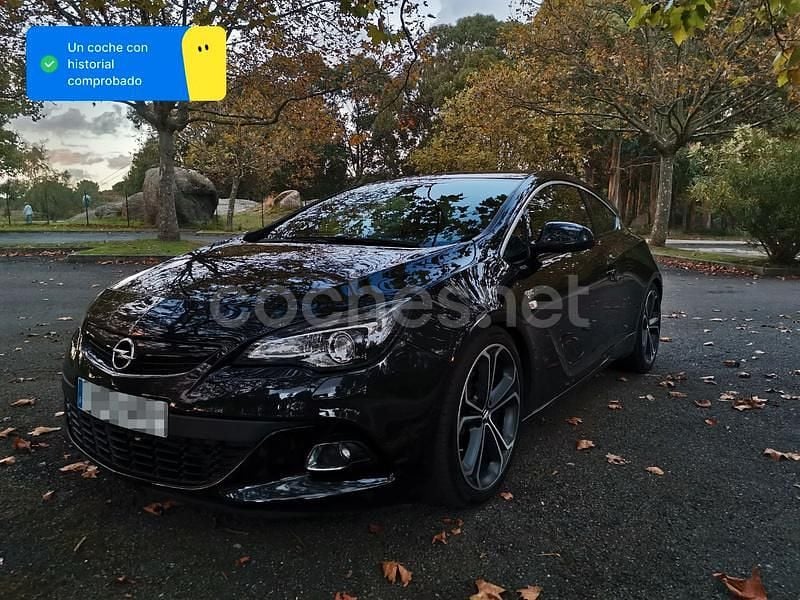 Negro Usado 2014 Opel Astra GTC Berlina | 10.990 € (Un poco caro) - Imagen 1/4