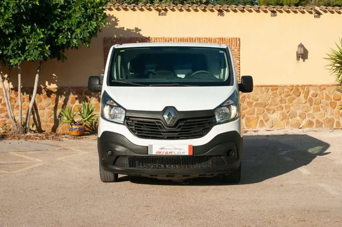 Usado Renault Trafic 95 CV (69 kW) 2015 Blanco Monovolumen