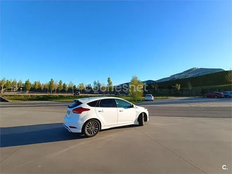 Usado Ford Focus ST-Line 125 CV (91 kW) 2017 Blanco Berlina