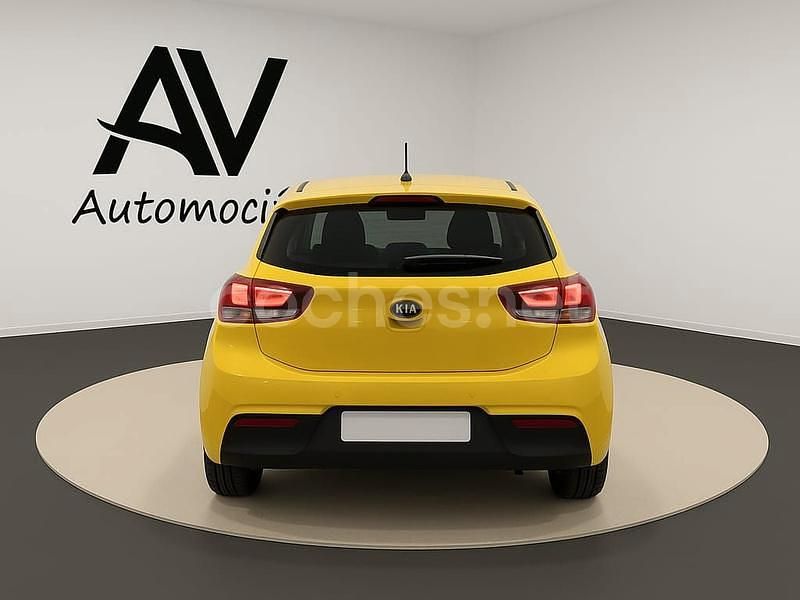 Usado Kia Rio 84 CV (61 kW) 2021 Amarillo Berlina
