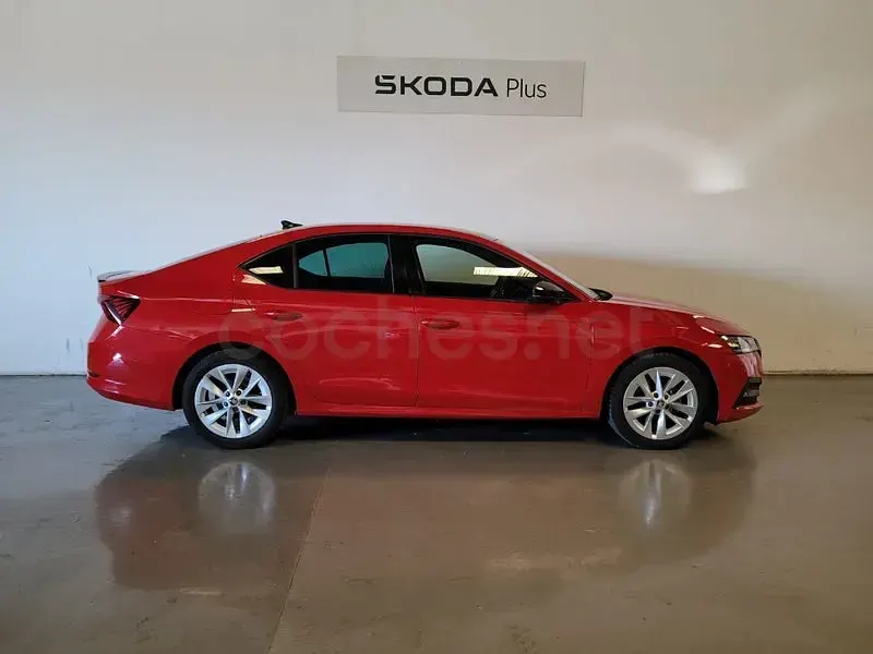 Usado Skoda Octavia Ambition 150 CV (110 kW) 2023 Rojo Berlina