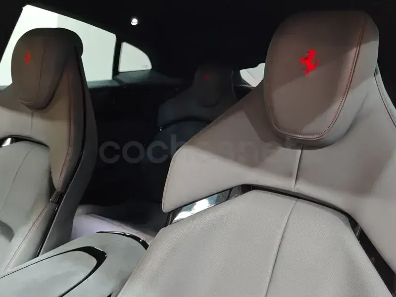 Usado Ferrari Purosangue 725 CV (533 kW) 2025 Gris / plata SUV