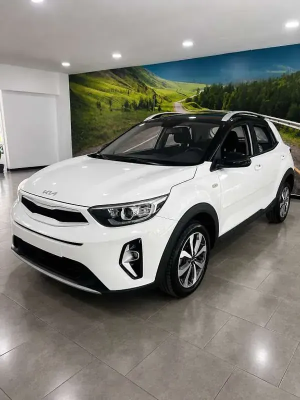 Usado Kia Stonic 101 CV (74 kW) 2023 Blanco SUV