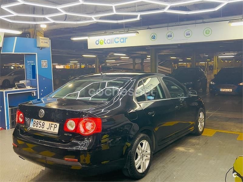 Usado VW Jetta Highline 140 CV (102 kW) 2010 Negro Berlina