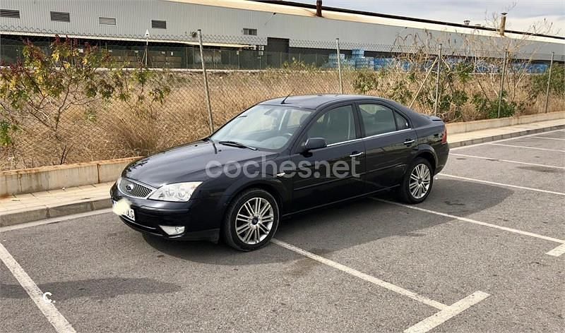Usado Ford Mondeo Ghia 130 CV (95 kW) 2005 Negro Berlina