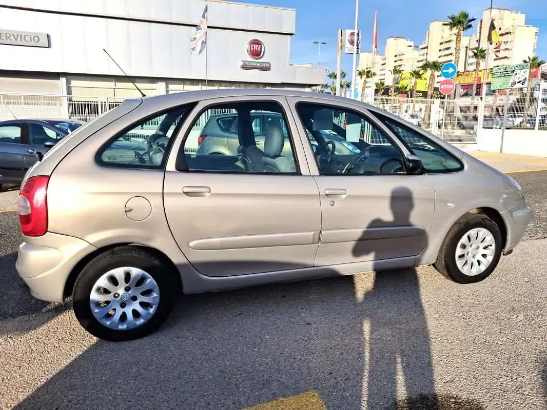Usado Citroën Xsara Picasso Exclusive 117 CV (86 kW) 2003 Gris Monovolumen