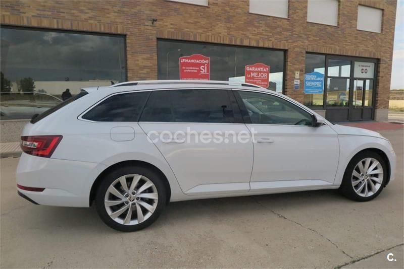 Usado Skoda Superb Style 150 CV (110 kW) 2016 Blanco Familiar