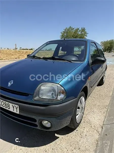 Usado Renault Clio 60 CV (44 kW) 2000 Azul Berlina