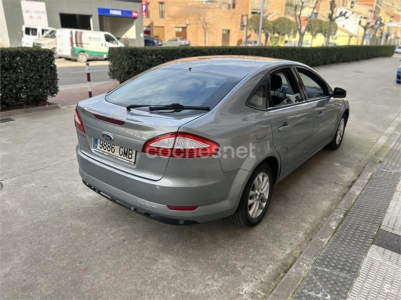 Usado Ford Mondeo Ghia 140 CV (102 kW) 2009 Gris / plata Berlina