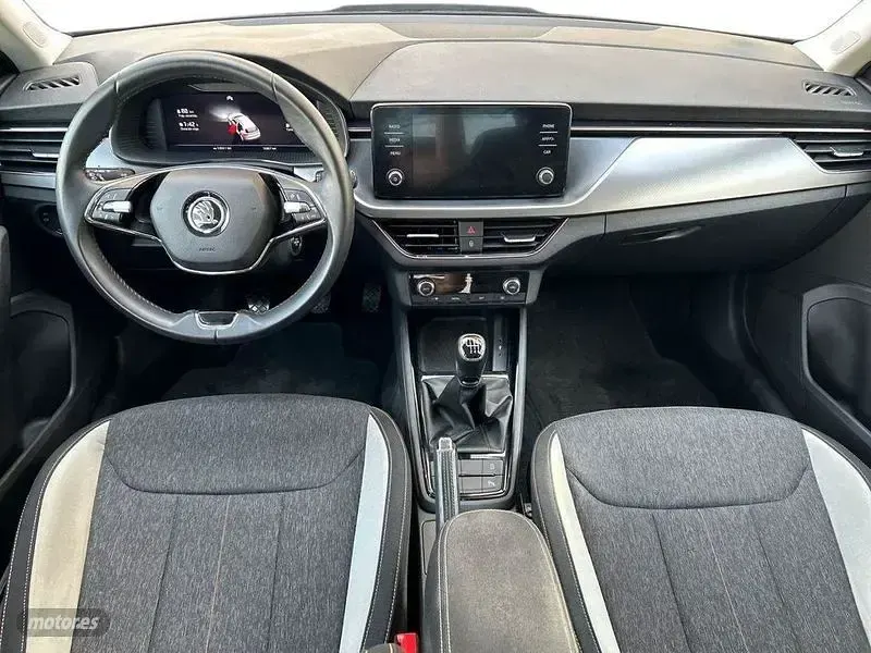 Usado Skoda Kamiq Style 110 CV (80 kW) 2023 Gris / plateado SUV