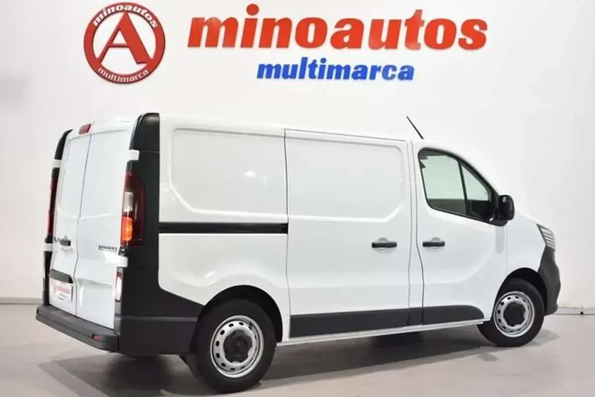 Usado Renault Trafic 114 CV (83 kW) 2022 Blanco Monovolumen