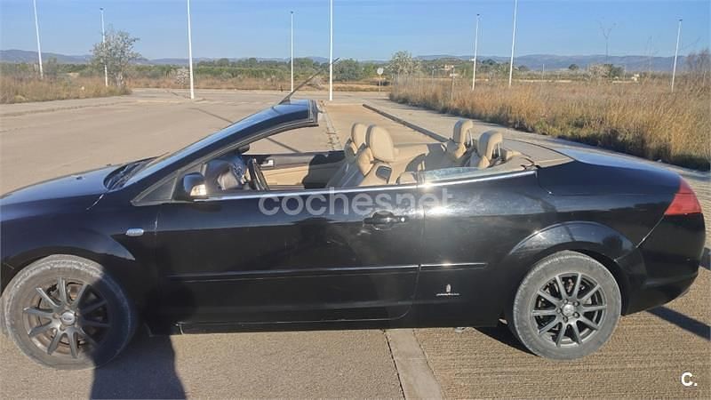 Usado Ford Focus Cabriolet Trend 136 CV (100 kW) 2007 Negro Descapotable