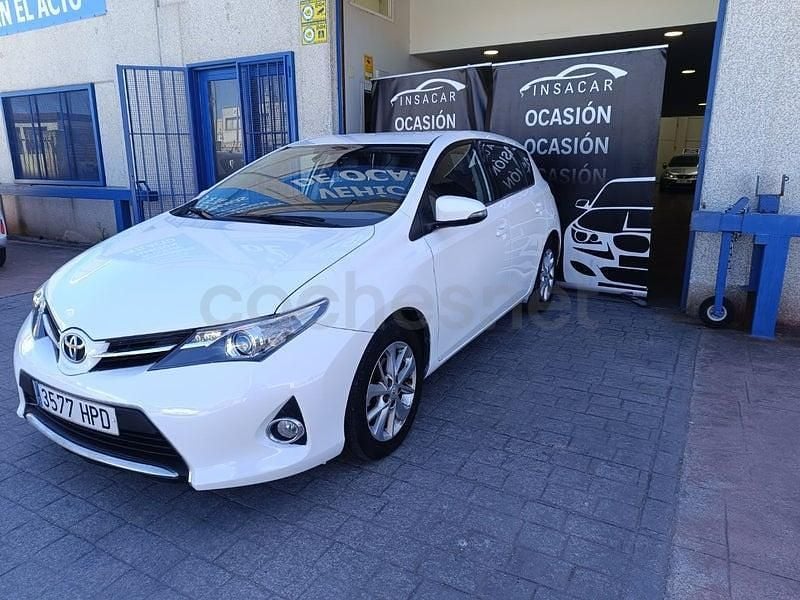 Usado Toyota Auris Active 132 CV (97 kW) 2013 Blanco Berlina