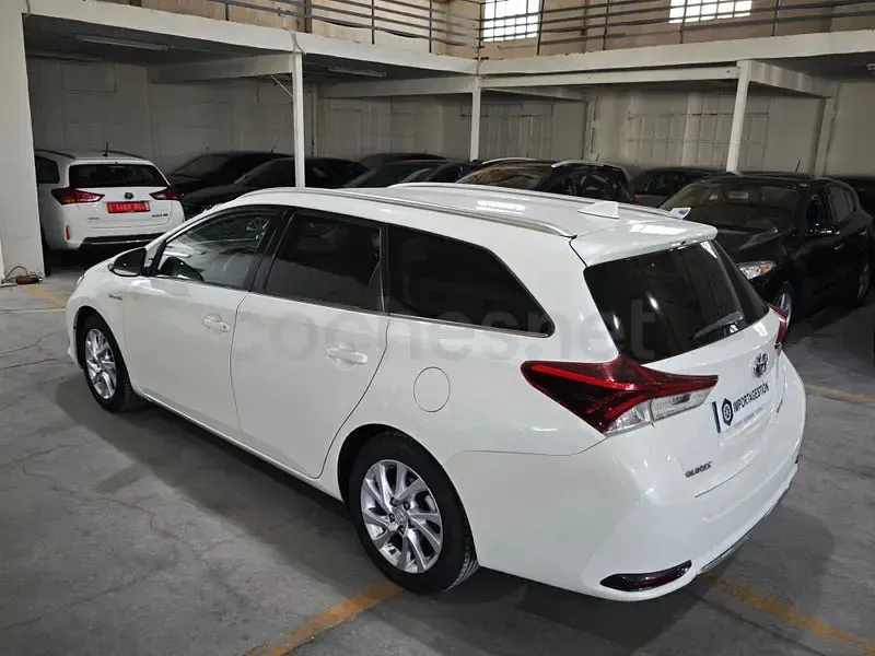 Usado Toyota Auris Hybrid Active 136 CV (100 kW) 2016 Blanco Familiar